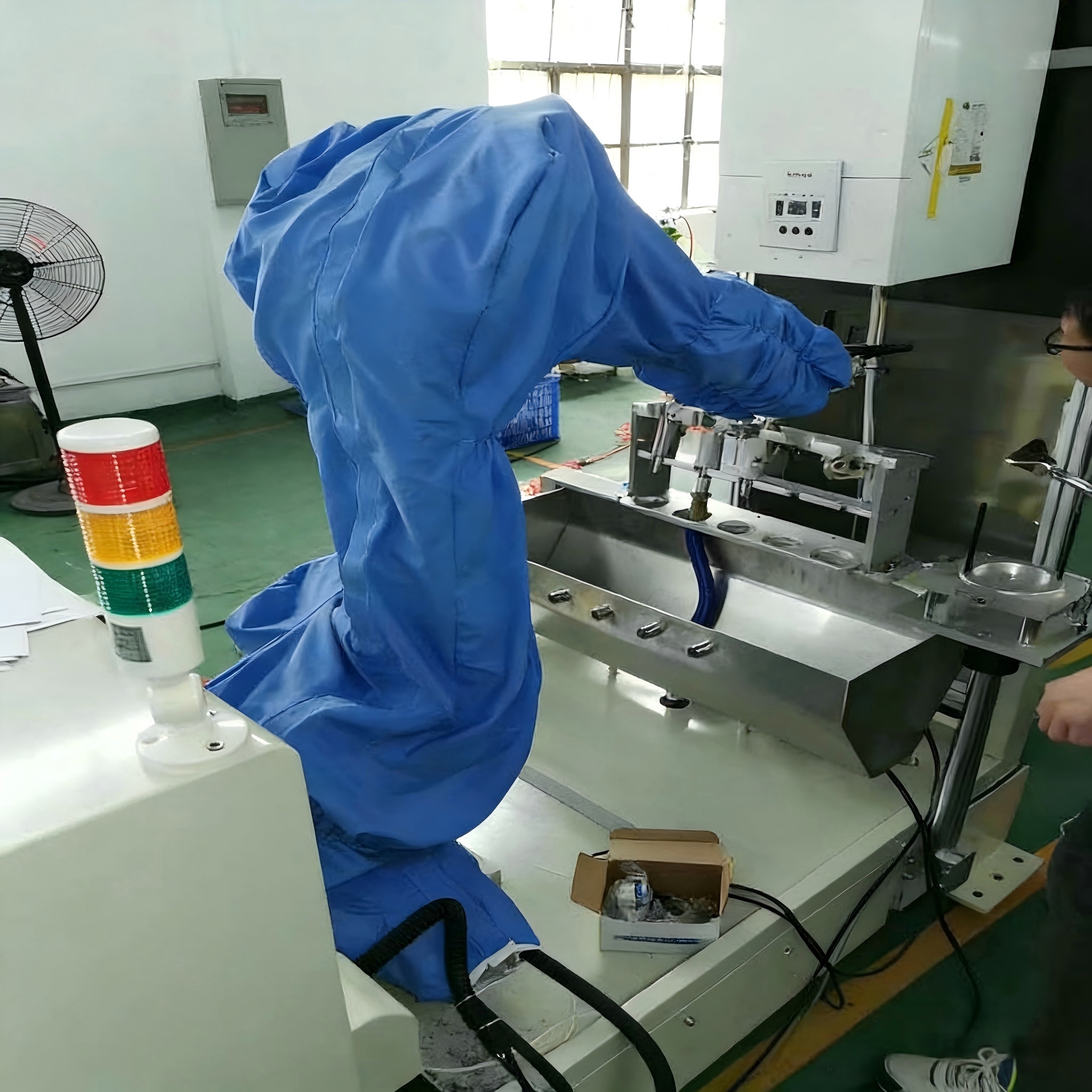 机床上下料机器人防护服现场参考