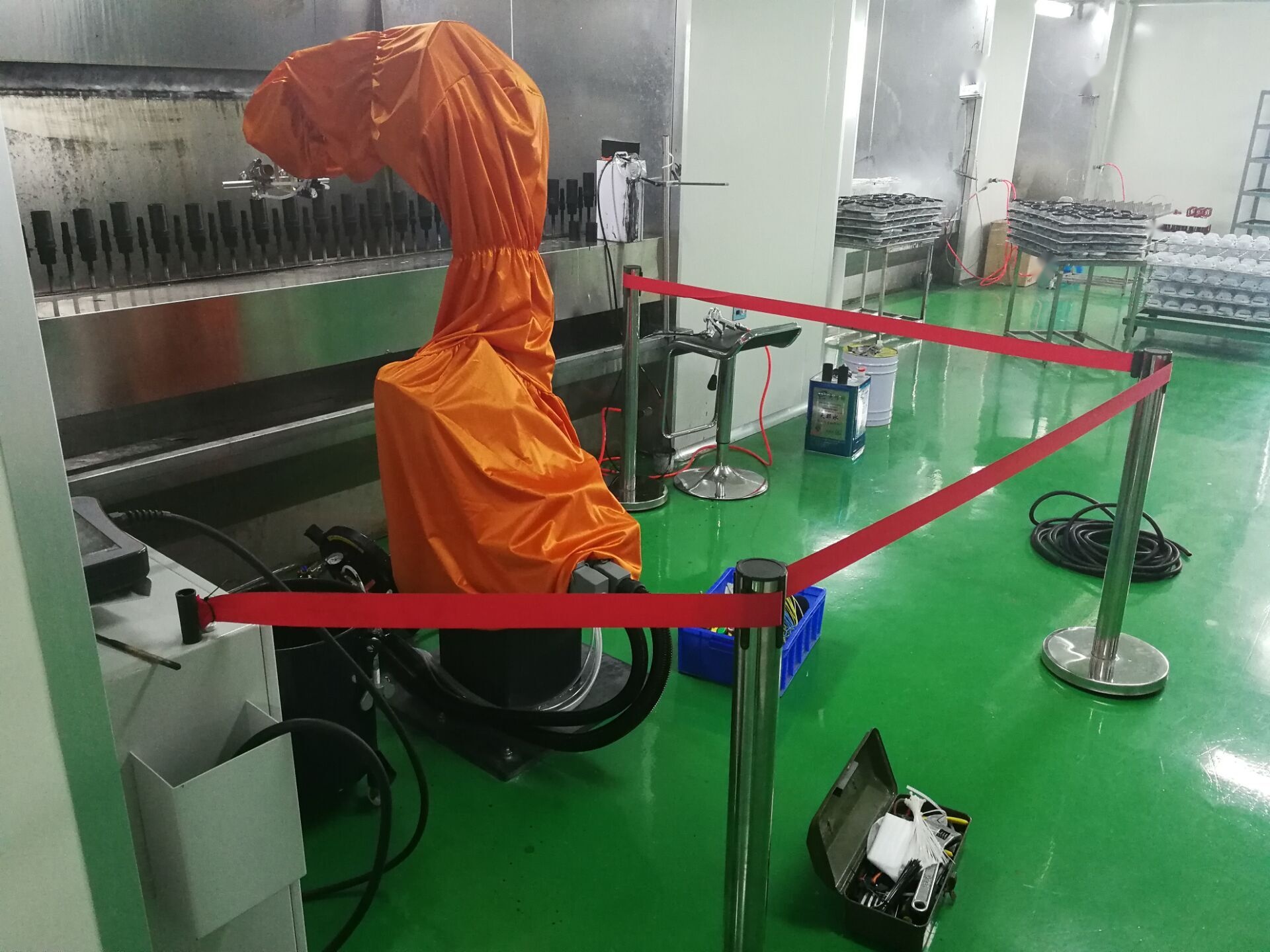 橙色工业机器人防护服应用现场
